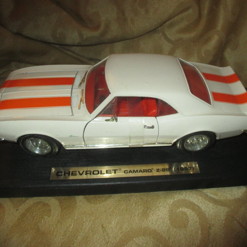 Diecast Chevrolet 1967 Camaro Z-28 Road Legends 1:18 Scale White- Hard Top